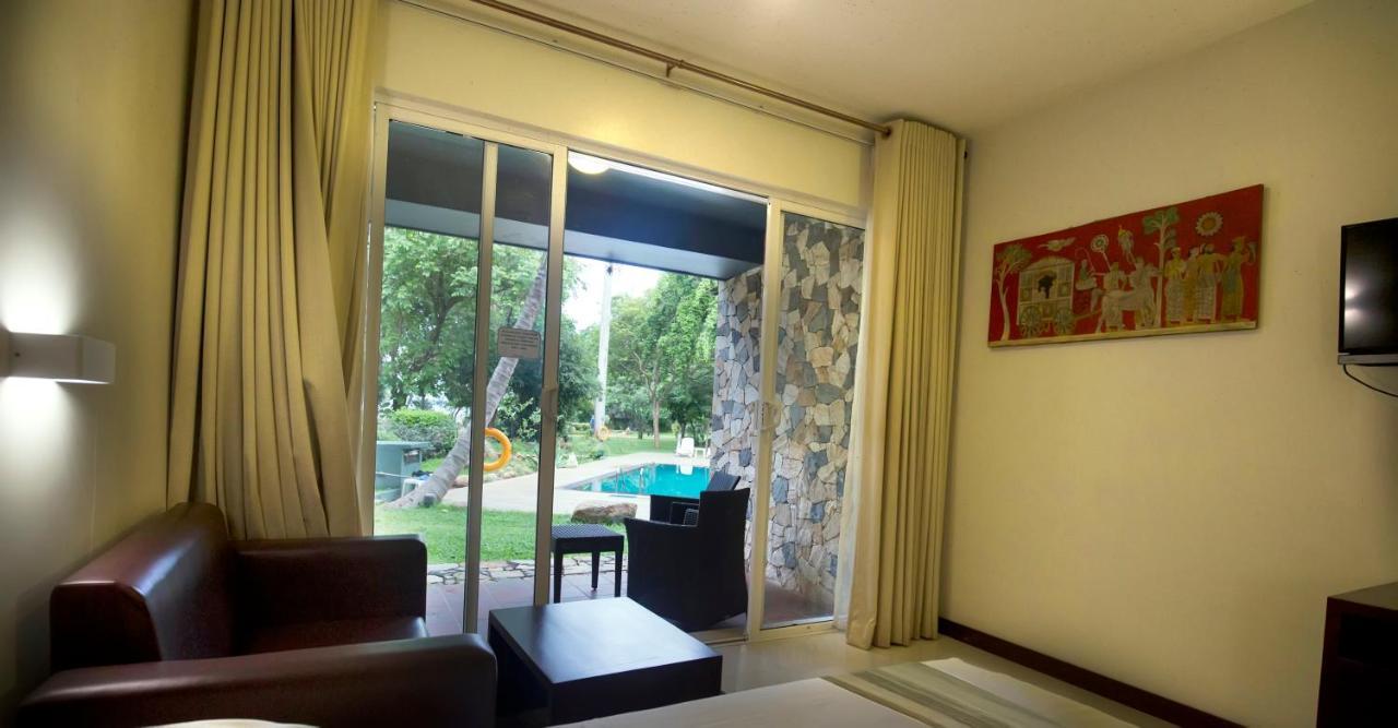 Miridiya Lake Resort Anuradhapura Ngoại thất bức ảnh