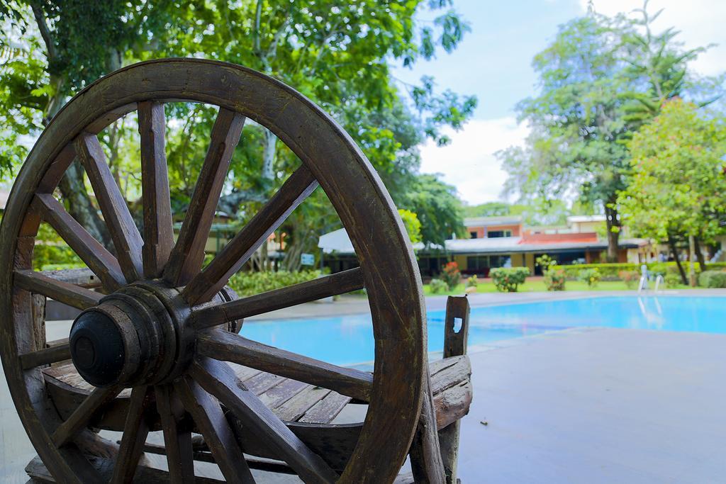 Miridiya Lake Resort Anuradhapura Ngoại thất bức ảnh